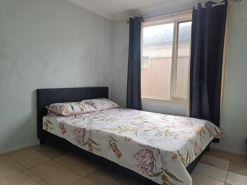 Greystanes House | Budget Queen Room in Shared House - 49a3