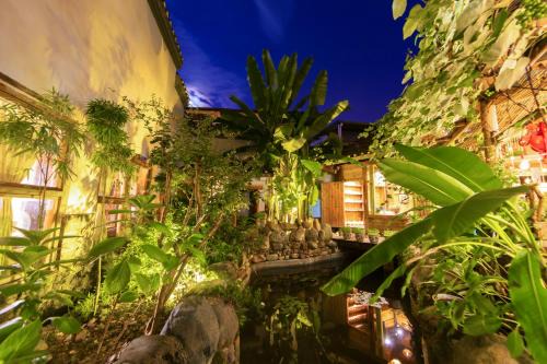 Yongding Hotel | Butterfly Flowers Inn- Exclusive Location,Anicent Chinese Style, 2 minutes walk to Tianmen Mount Cableway,Free pick up service over 1 nights, Free fresh coffee and tea, Free mini lunch,Free laundry,Itineary planning, Attraction Tickets Serivce in advance