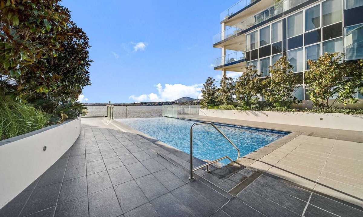 Kingston Apartment | Canberra Lakefront 2-Bed with Pool,