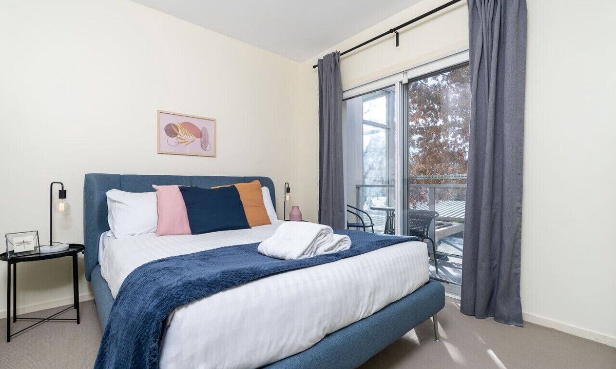 Lyneham Apartment | Captivating 3BR/2BA APT close to Dickson Shopping!