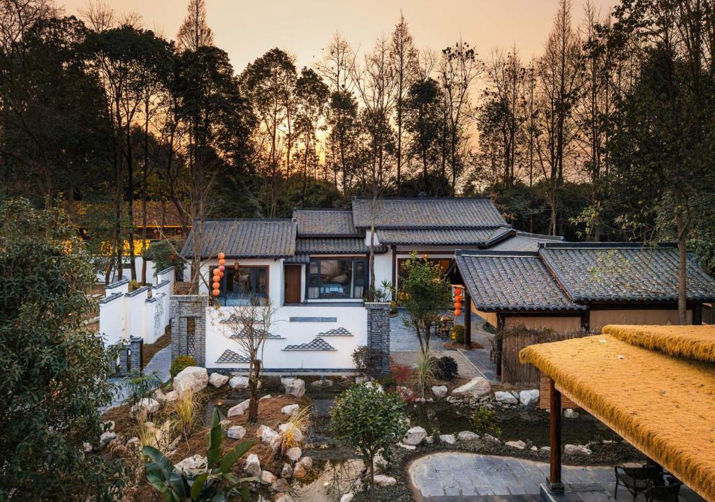 Xindu Hotel | Chengdu Xiaoya Yard Hot Spring Hotel,is just a 20 minute drive from both the Sanxingdui Museum and the Chengdu Panda Base,Enjoy Soaking in natural hot springs,Traditional Chinese afternoon tea,Exquisite fruit platter