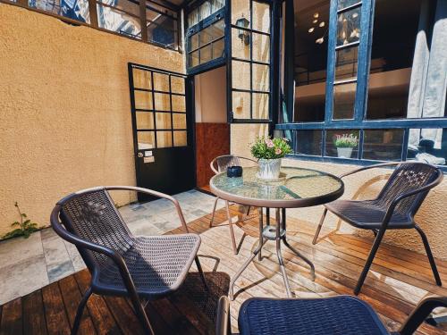 Huaihai Road Commercial Area Apartment | CityWalk Cottage With Two Beds and Courtyard