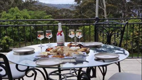 Katoomba House | Cliff Drive On Honeymoon Point
