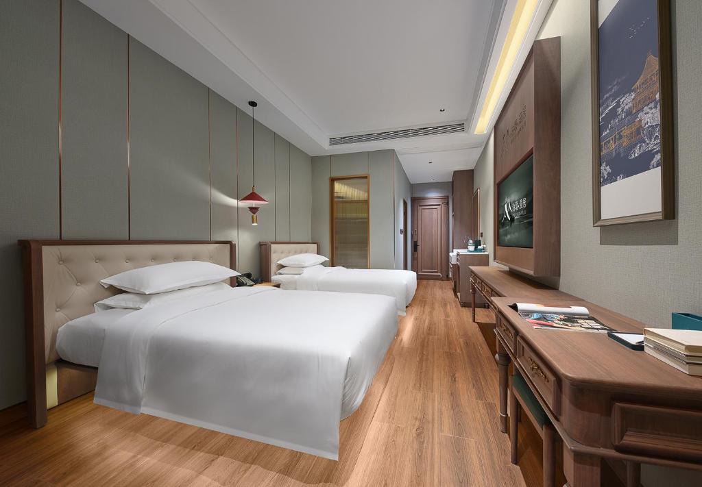 Luohu Hotel | Cloud-Walk Hotel Panoramic High-Rise Cityscape Within 100 Meters of Metro Line 3
