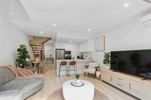 Thirroul House | Coastal Calm Escape - Close to Thirroul and Beaches