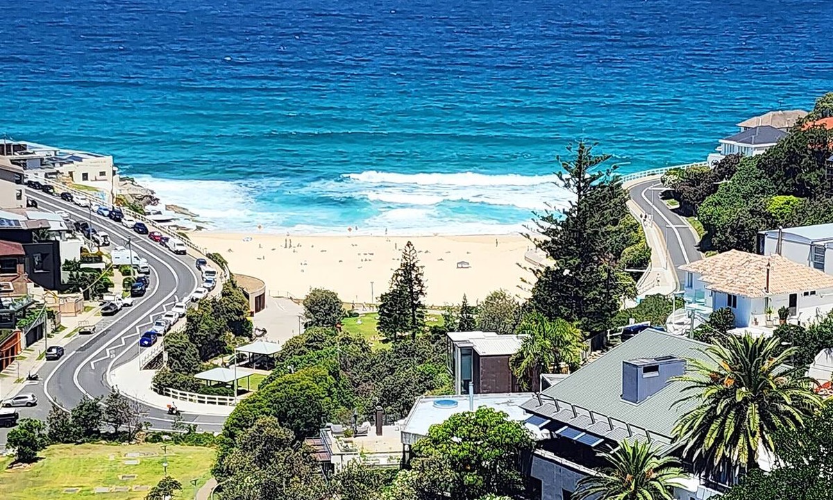 Bronte Apartment | Coastal Luxury Overlooking Tamarama Beach - Views, Parking & Air Conditioning