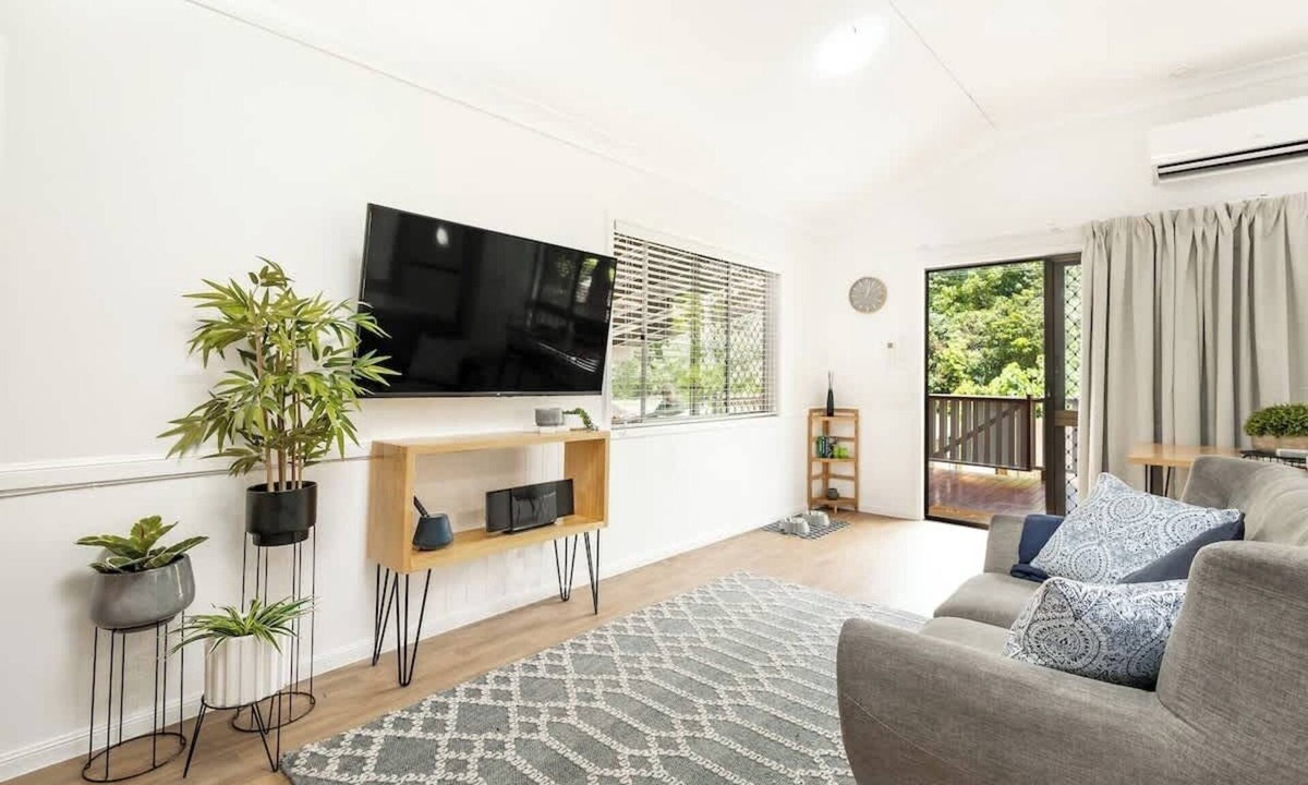 Kewarra Beach House | Coastal Mountain View Cottage for Couples