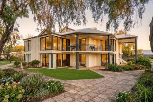 Broadwater House | Coastal Retreat & Cosy Nights