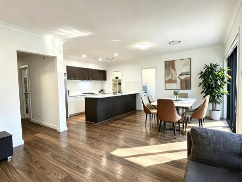 Colebee House | Colebee 4 Bedroom House Walk to Park and Shops