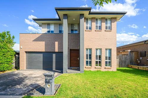 Colebee House | Colebee Family Ideal Home Supermarket Park is Nearby