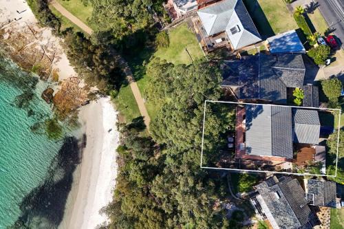 Vincentia House | Collingwood Villa - Waterfront and Pet Friendly