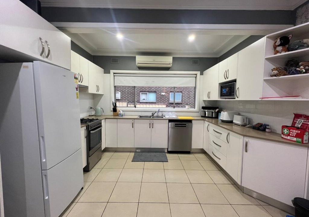 Holroyd House | comfortable 3BR Near Parramatta Parking AC