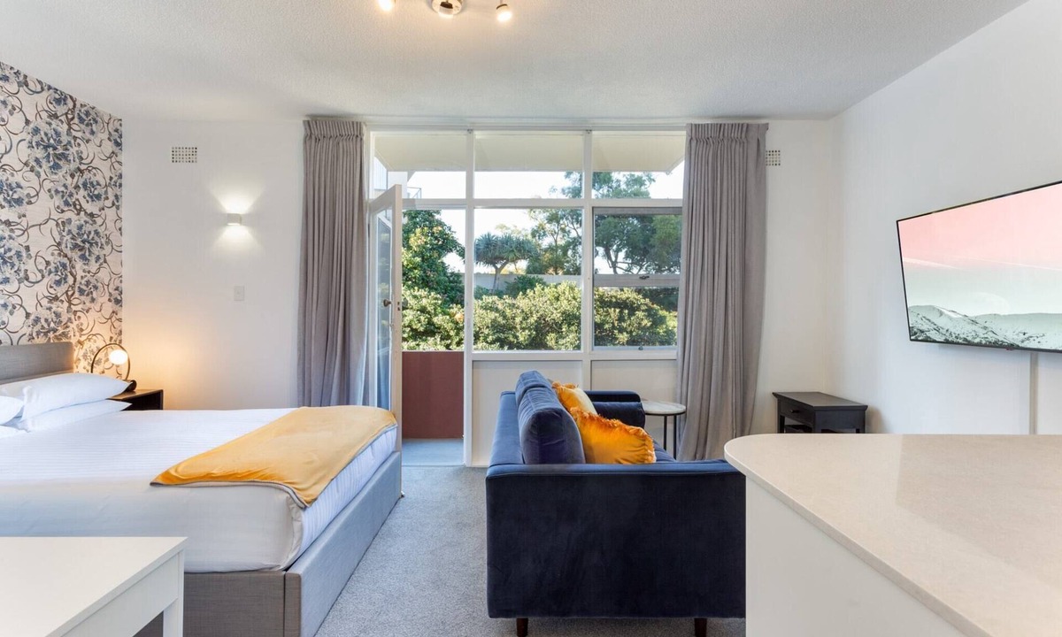 North Sydney Apartment | Comfy Balcony Studio near Parks,