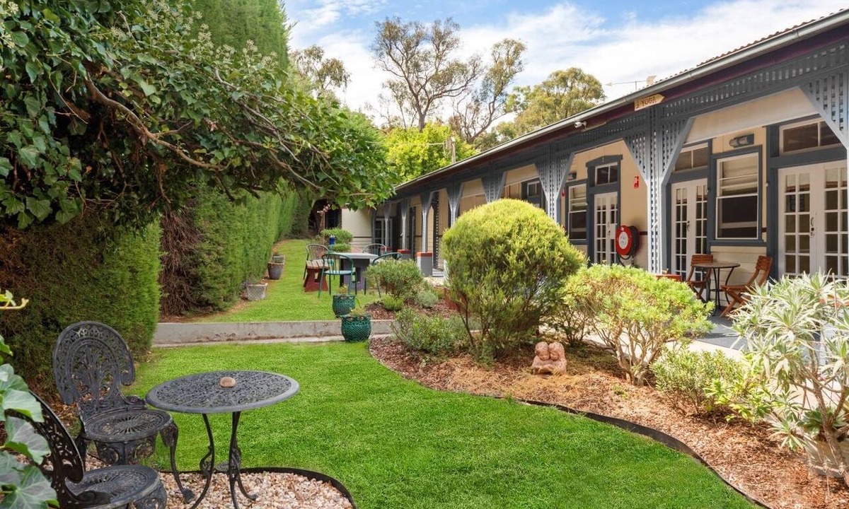 Hepburn Springs House | Continental House - A large historical 13 Bedroom house built in 1920s