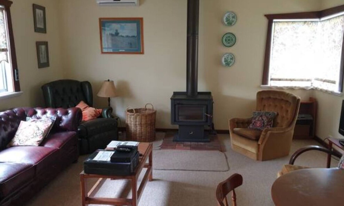 Walpole House | Cosy Cottage with a View