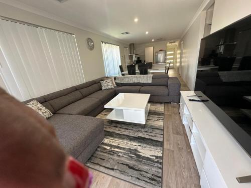 Baldivis House | Cozy and Compact Holiday and Business Home