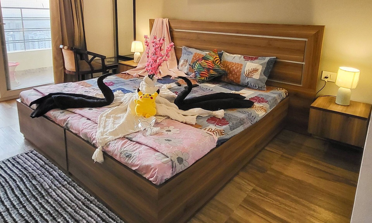 Greater Noida Apartment | Cozy Studio in Amazing Greater Noida with AC, Wi-Fi