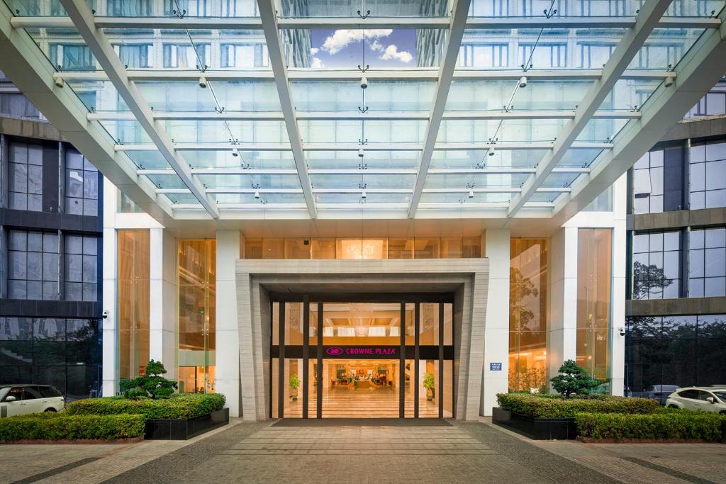 Longgang Hotel | Crowne Plaza Shenzhen Longgang City Centre by IHG