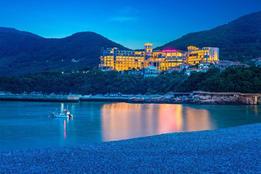Putuo Hotel | Crowne Plaza Zhoushan Seaview by IHG