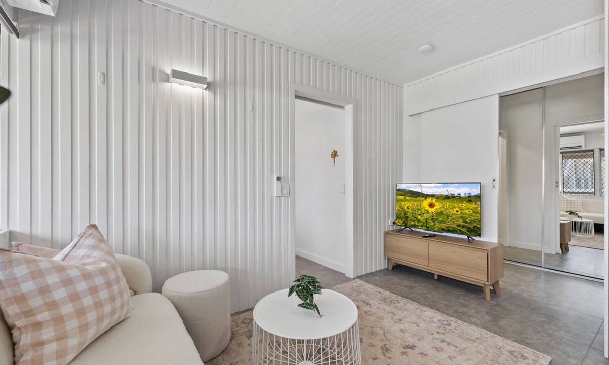 Alexandra Headland Apartment | Cute & Compact, pet friendly apartment easy access to Alex or Mooloolaba beaches