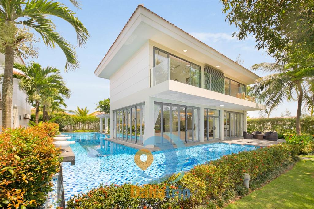 Ngu Hanh Son Villa | Deluxe 4BR Beach Pool Villa