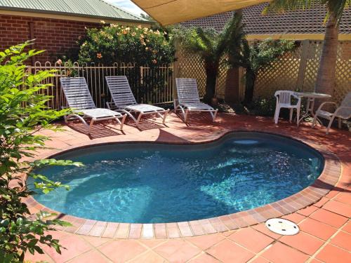 Vincentia Hotel | Dolphin Shores