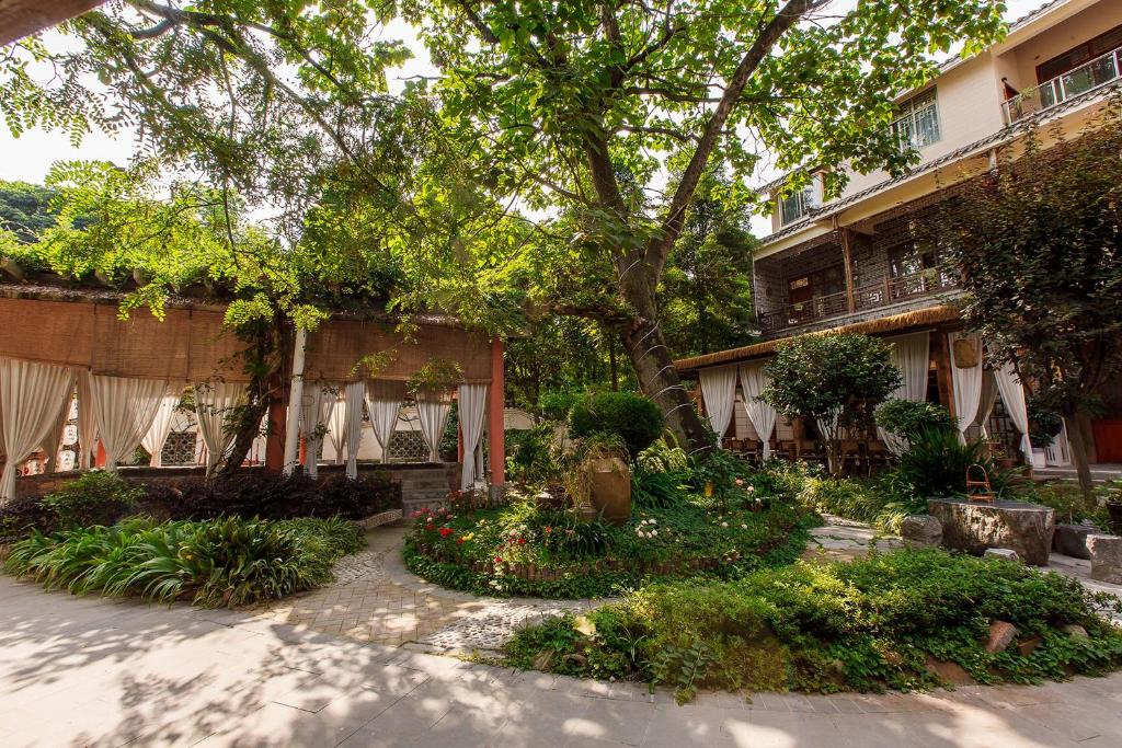 Dujiangyan Hotel | Dujiangyan Whispering Wind Hot Spring Resort Homestay(Near HSR Station)