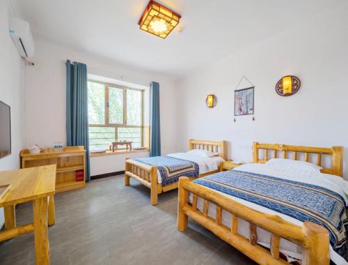 Mingsha Mountain and Crescent Spring House | Dunhuang Hu Yang Inn