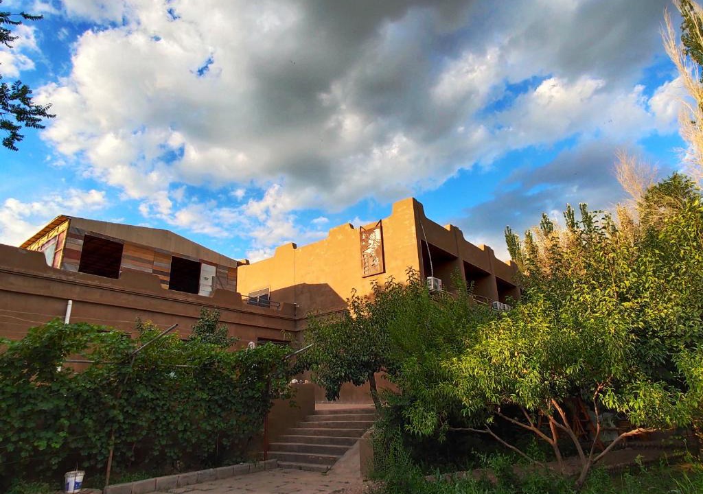 Mingsha Mountain and Crescent Spring House | Dunhuang Jinshe Times Inn