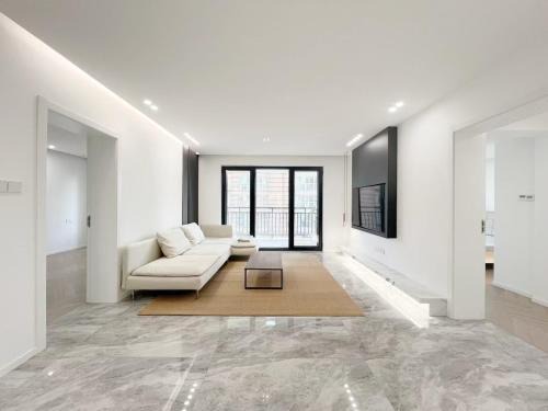 Jing'an Apartment | Eastern Hub - Jing'an Temple Branch Art Spacious 3-Bedroom, Sunny House with 2 Balconies