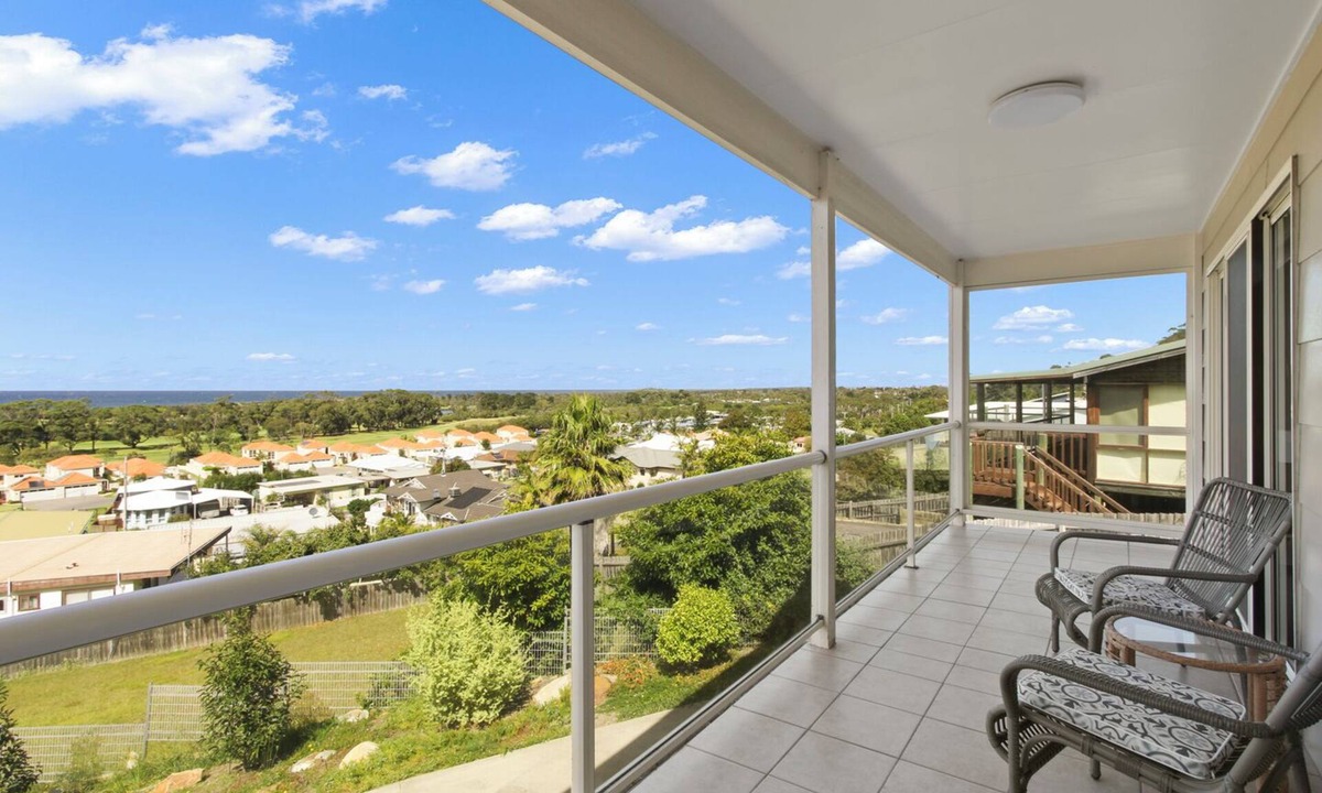 Lakes Entrance House | Eastern Views Beach House | Spacious Family Escape