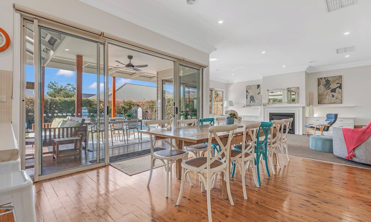 Echuca House | Echuca 5-BR Central Escape - Sunny Pool Days - Alfresco Nights - Fireside Warmth