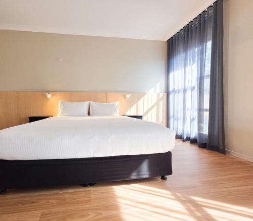 Warwick Farm Hotel | El Toro Motel
