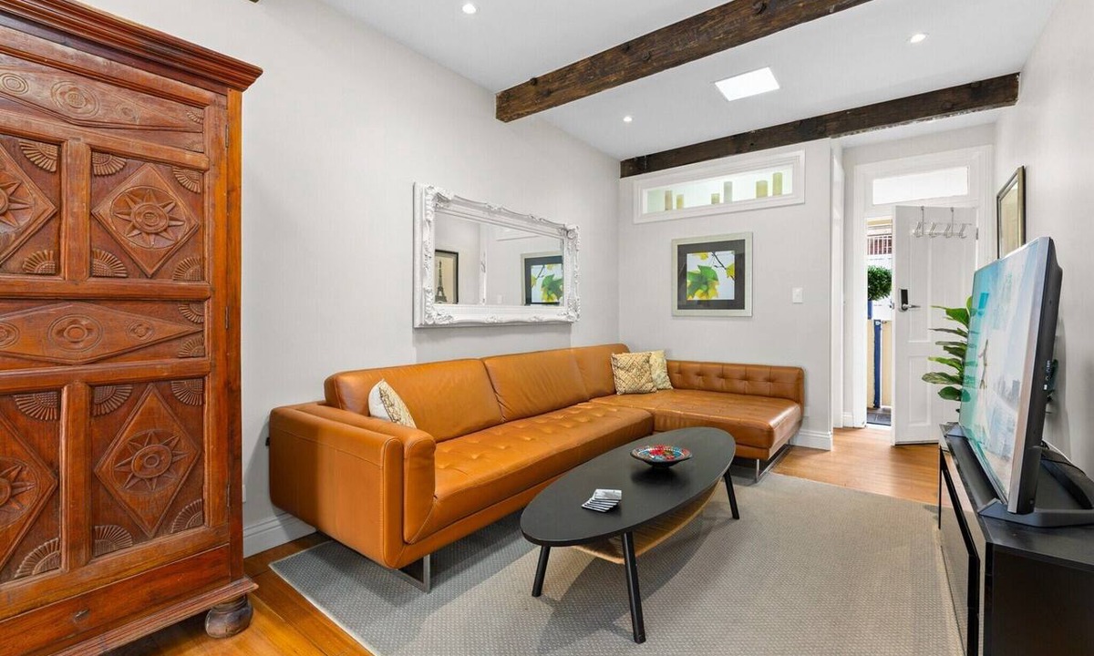 Balmain Apartment | Elegant 1-Bed with Study by Balmain Wharf