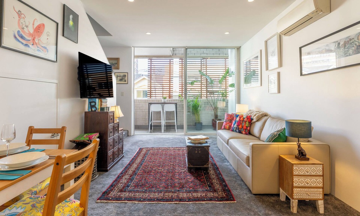 Newtown Apartment | Elegant Apartment in the Heart of Newtown with Secure Parking