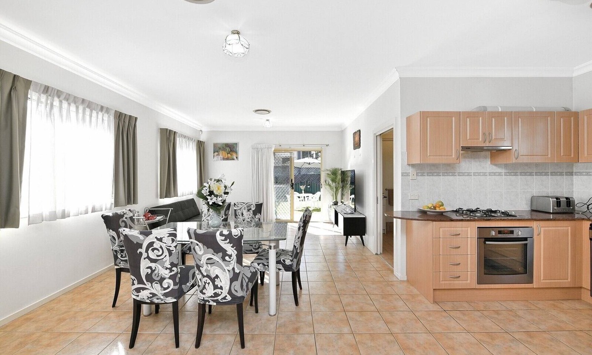 Bexley North House | Entire Two Storey House 4/5BR Close to Train Station Airport and Sydney CBD