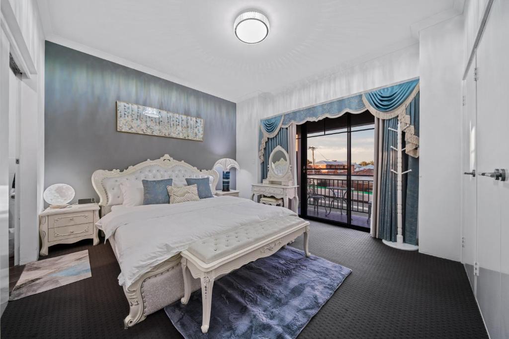 Victoria Park Apartment | Equitice Winter Moonlight Villa