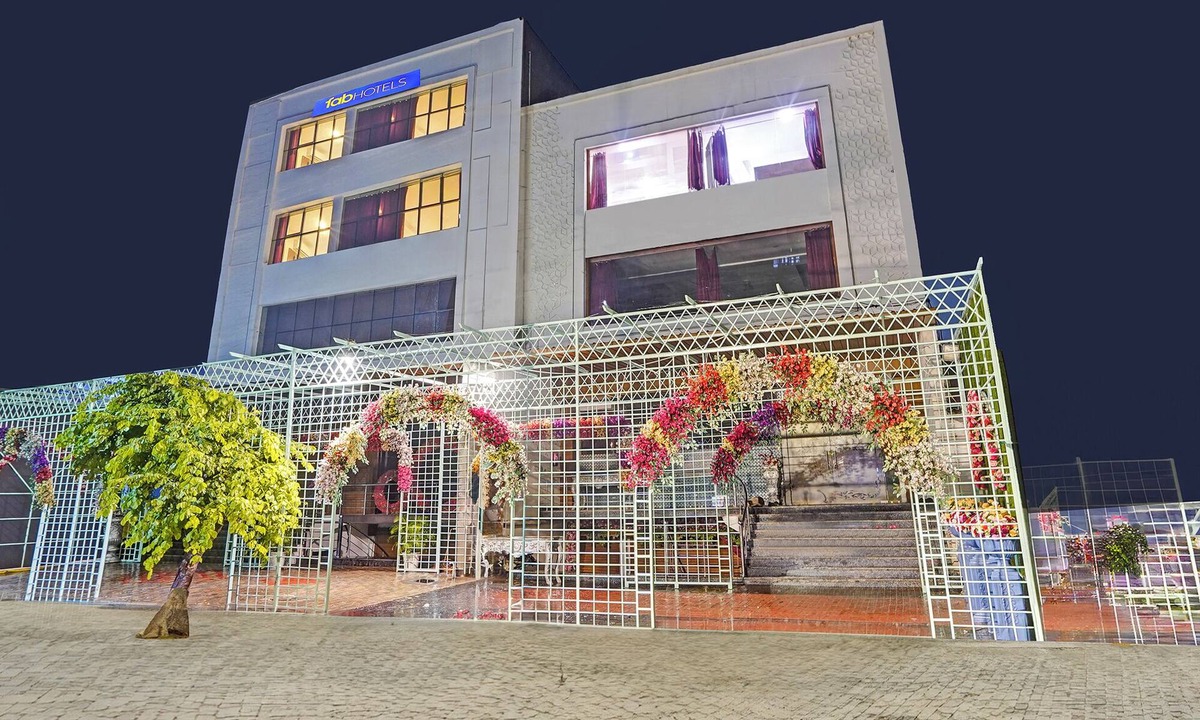 Indirapuram Hotel | Fabhotel Golden Rivaah