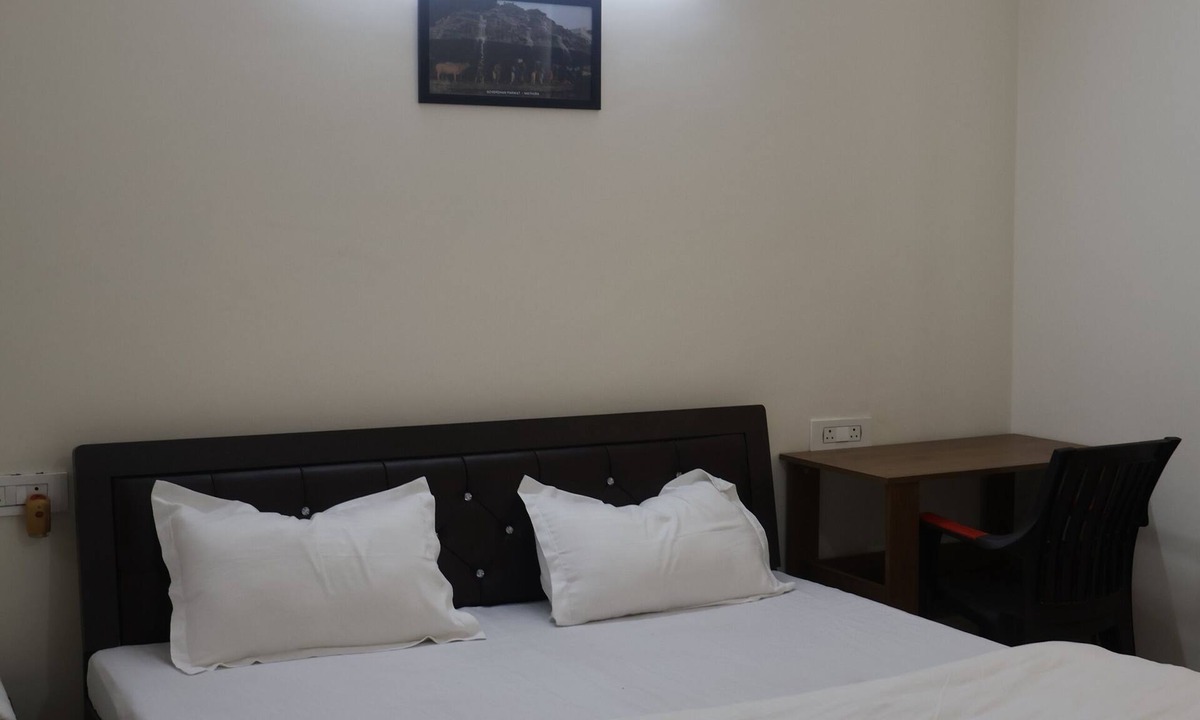 Gomti Nagar Apartment | Free Breakfast & Kitchen | Near Ekana Stadium
