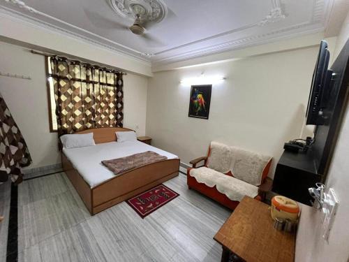 Vrindavan Hotel | Giriraj Kripa