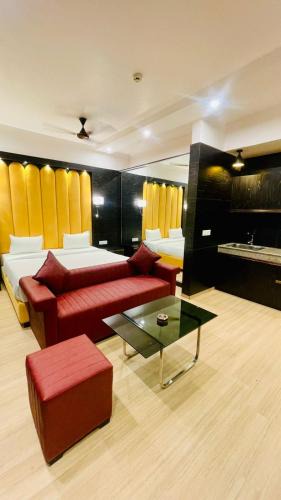 Gomti Nagar Apartment | Golden Penthouse - Couple Friendly - DLF My Pad, Gomtinagar, Lucknow