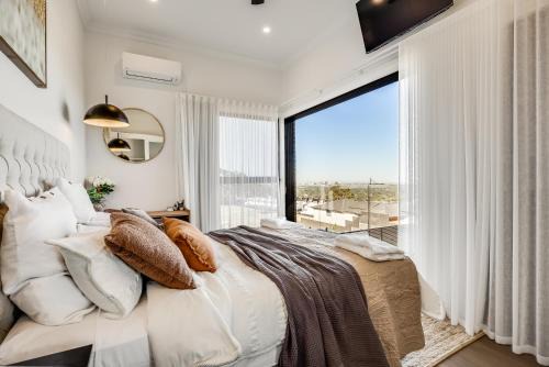 Woodforde House | Hamilton on the Hill - Where City Meets Country with Breakfast