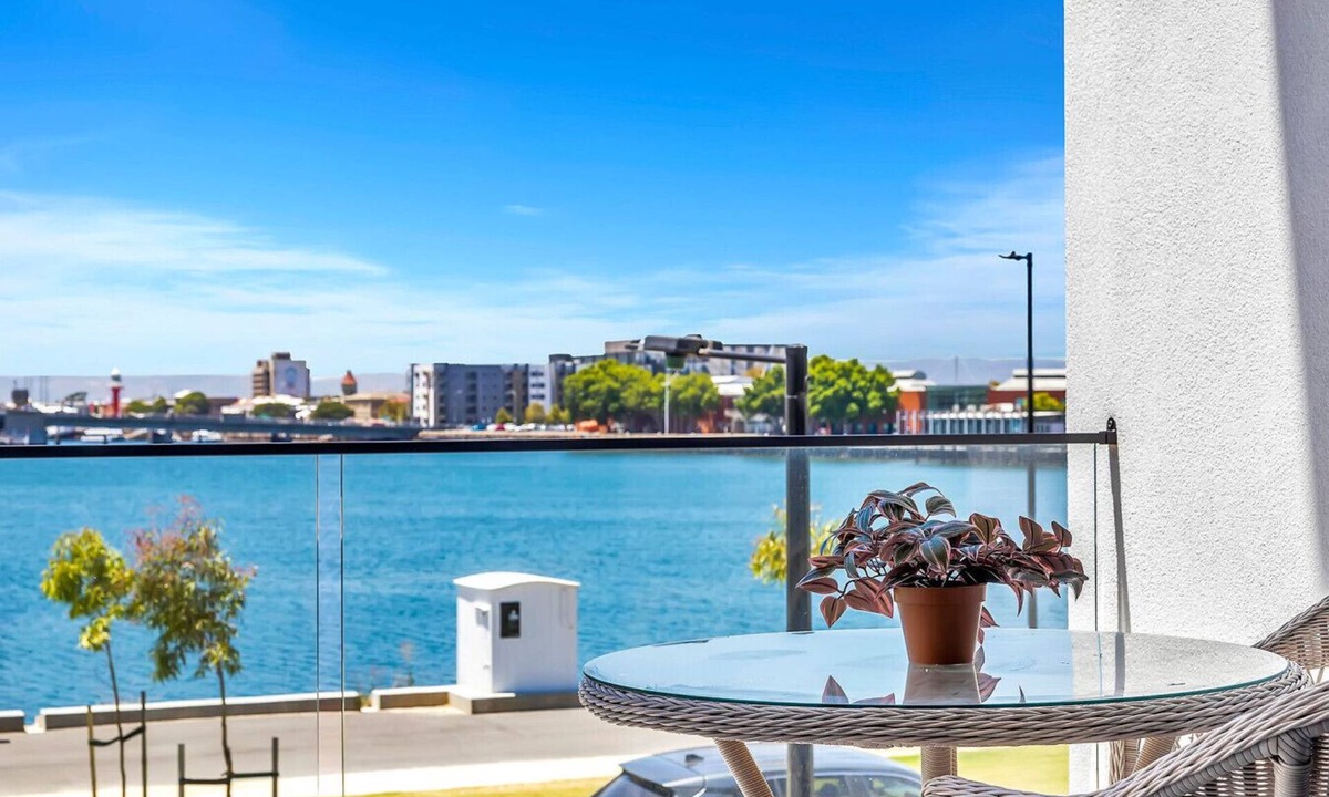 New Port Villa | Harbourside Haven | Panoramic Views, Wi-Fi, Luxury