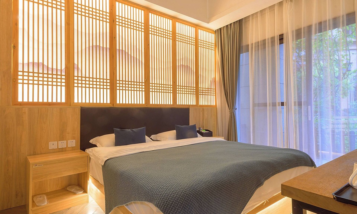 Emeishan House | Heinemann Hotel courtyard or terrace king room A206— with a jacuzzi and a local