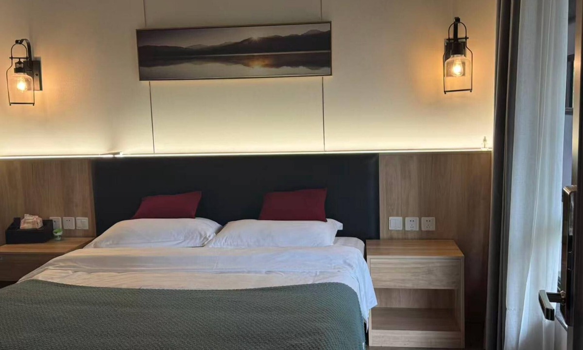 Emeishan House | Heinemann Hotel Sunny King Room without Bathtub B308— with a jacuzzi and a local