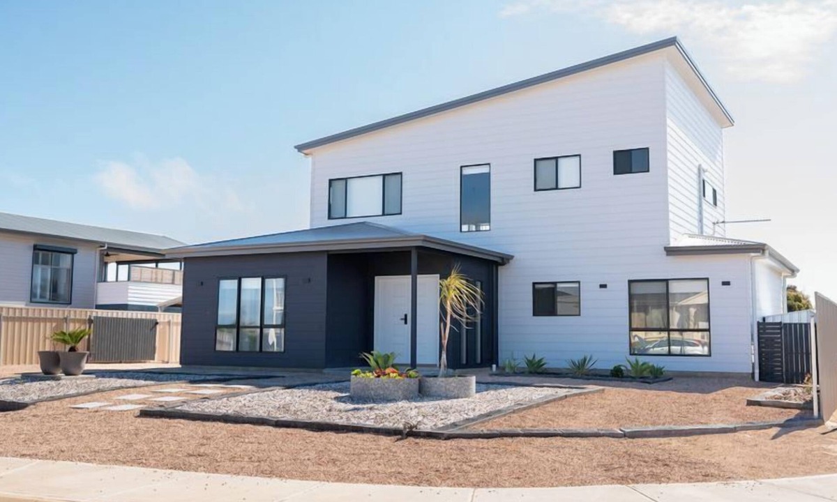 Moonta Bay House | Helios Heights - Modern 2 storey, Off Peak Special available