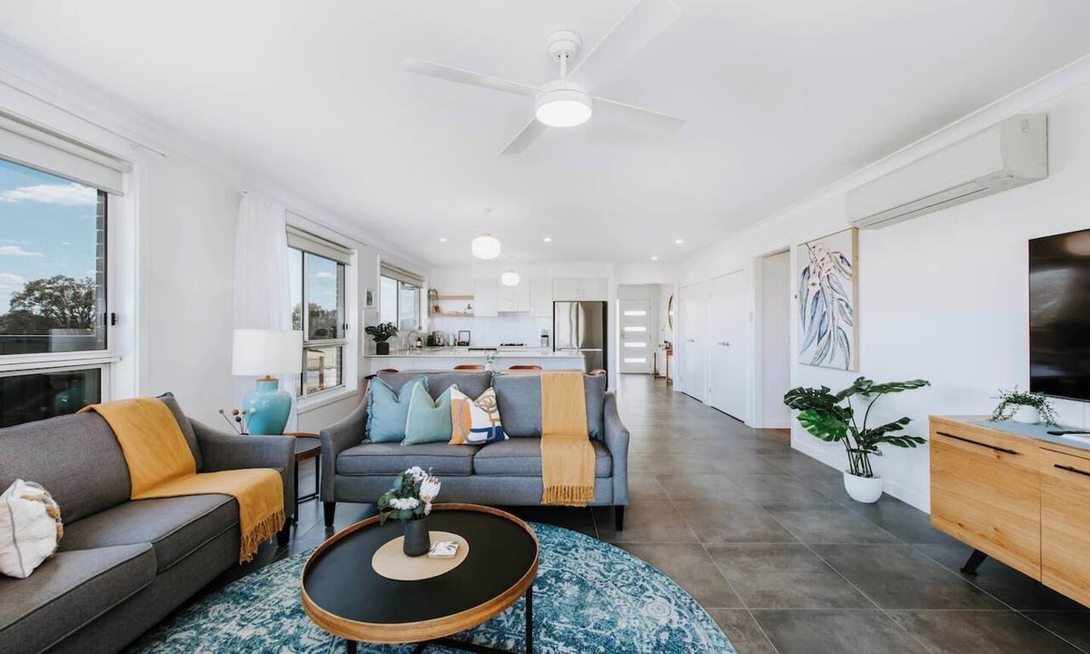 Central Mudgee House | Helvetia Modern Comfort meets Country Convenience