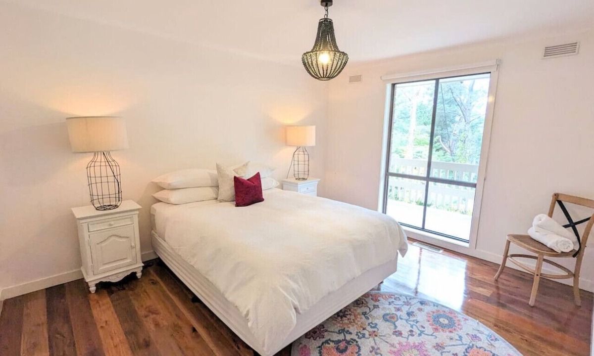 Healesville House | Hill top views, near wineries, sanctuary, main st