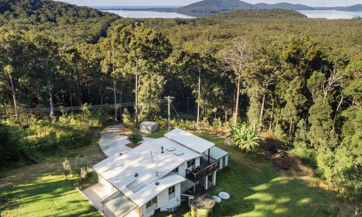 Whoota House | Hillside acreage, waterviews, 10min from beach - Perfect big groups/families!