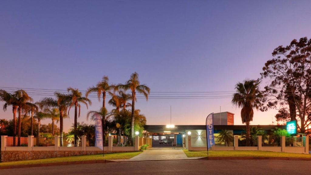 Broken Hill Hotel | Hilltop Motel